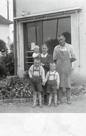 Historisches Schwarz-Weiß-Foto: Familie Höfer vor dem Verkaufsgebäude des Gemüsebetriebs in Eislingen