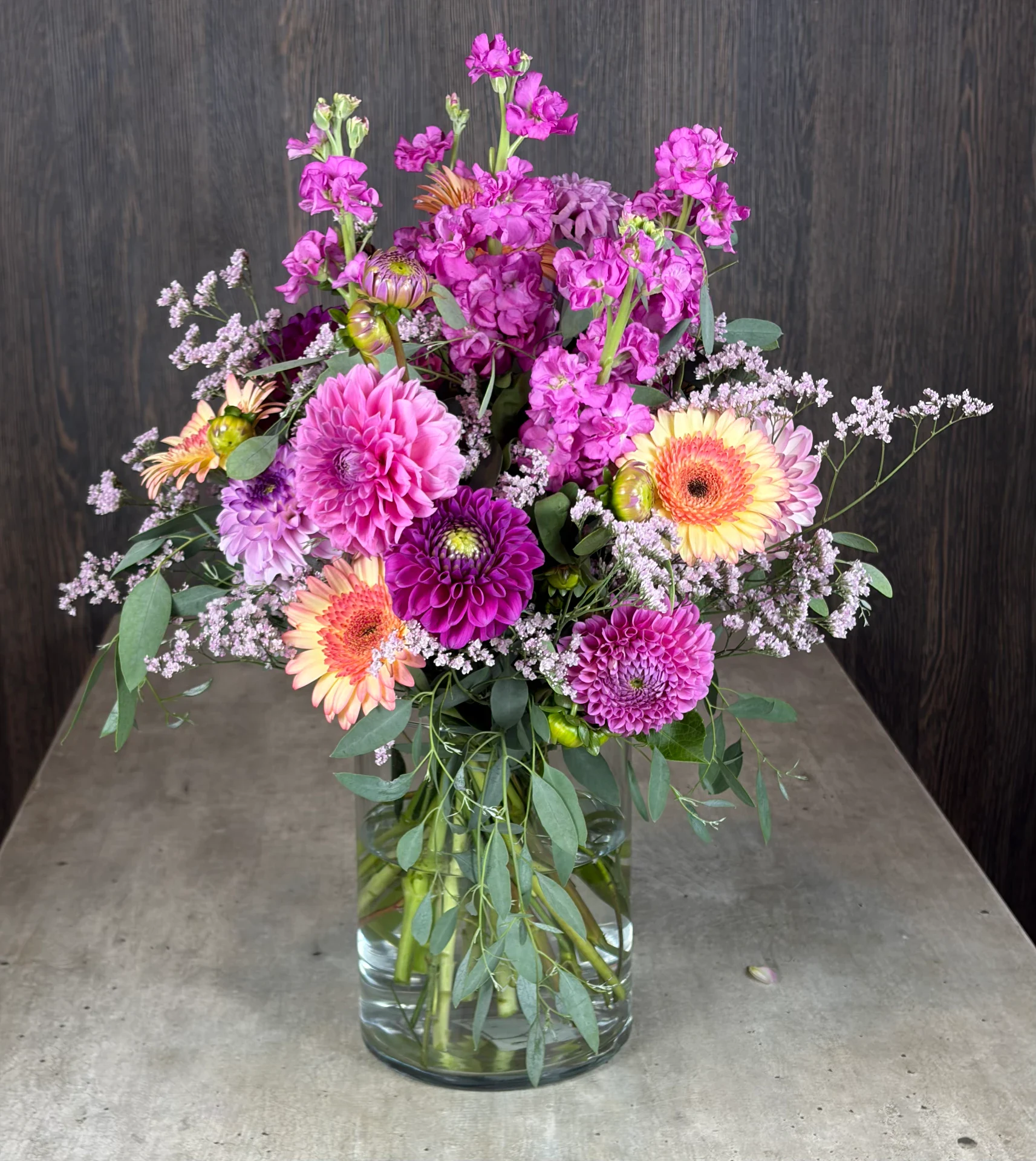 Üppiger Strauß mit pinkfarbenen Dahlien, Levkojen und Gerbera