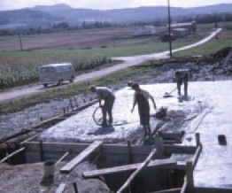 Historisches Farbfoto vom Bau der Gärtnerei Höfer in Dürnau: Arbeiter beim Betonieren der Fundamente